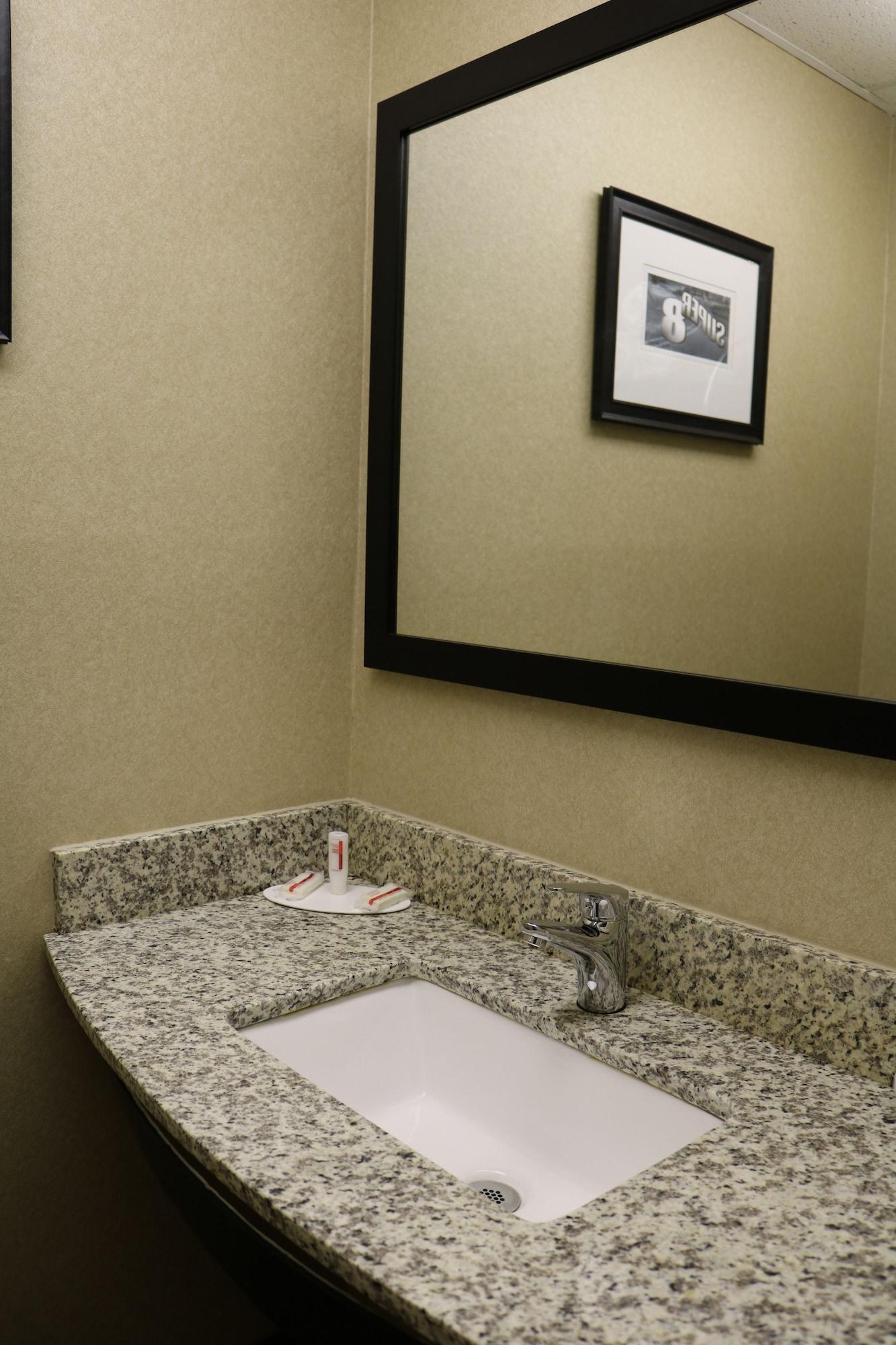 ซูเปอร์ 8 บาย วินด์แฮม แพลตต์สเบิร์ก Hotel แพลตส์เบิร์ก ภายนอก รูปภาพ